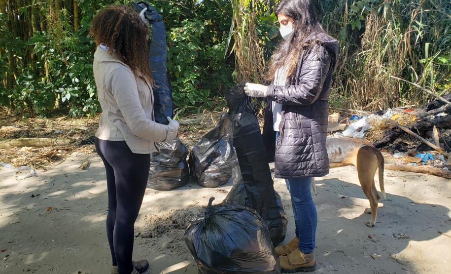 Além do benefício da limpeza desse importante ecossistema, a atividade integra as pessoas das comunidades de forma a despertar a consciência e o engajamento quanto à preservação.