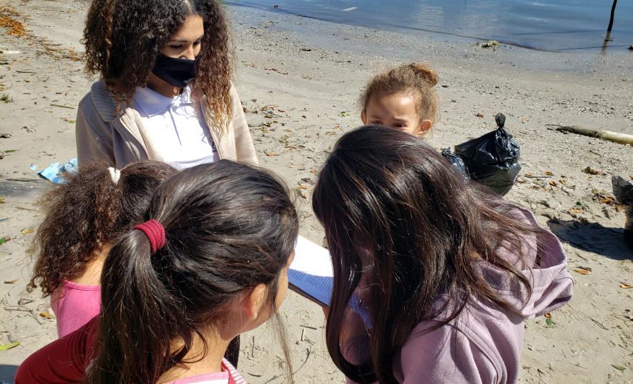 Além do benefício da limpeza desse importante ecossistema, a atividade integra as pessoas das comunidades de forma a despertar a consciência e o engajamento quanto à preservação.