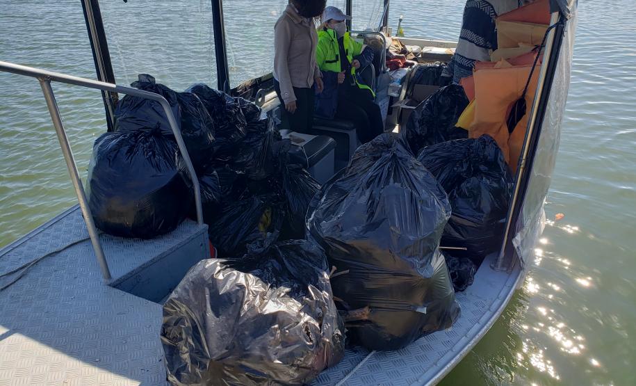 Além do benefício da limpeza desse importante ecossistema, a atividade integra as pessoas das comunidades de forma a despertar a consciência e o engajamento quanto à preservação.