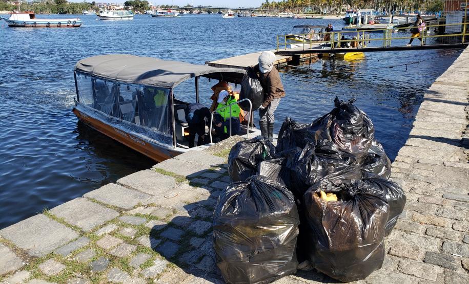 Além do benefício da limpeza desse importante ecossistema, a atividade integra as pessoas das comunidades de forma a despertar a consciência e o engajamento quanto à preservação.