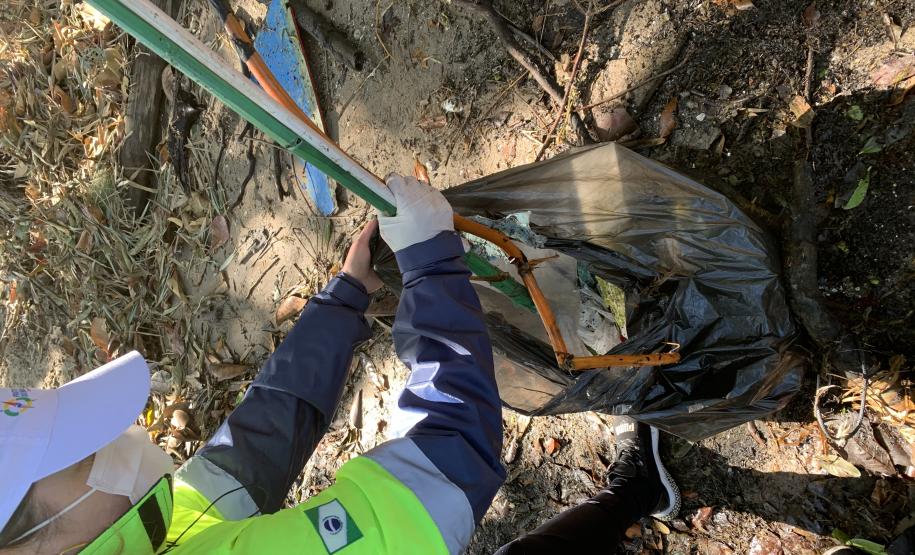 Além do benefício da limpeza desse importante ecossistema, a atividade integra as pessoas das comunidades de forma a despertar a consciência e o engajamento quanto à preservação.