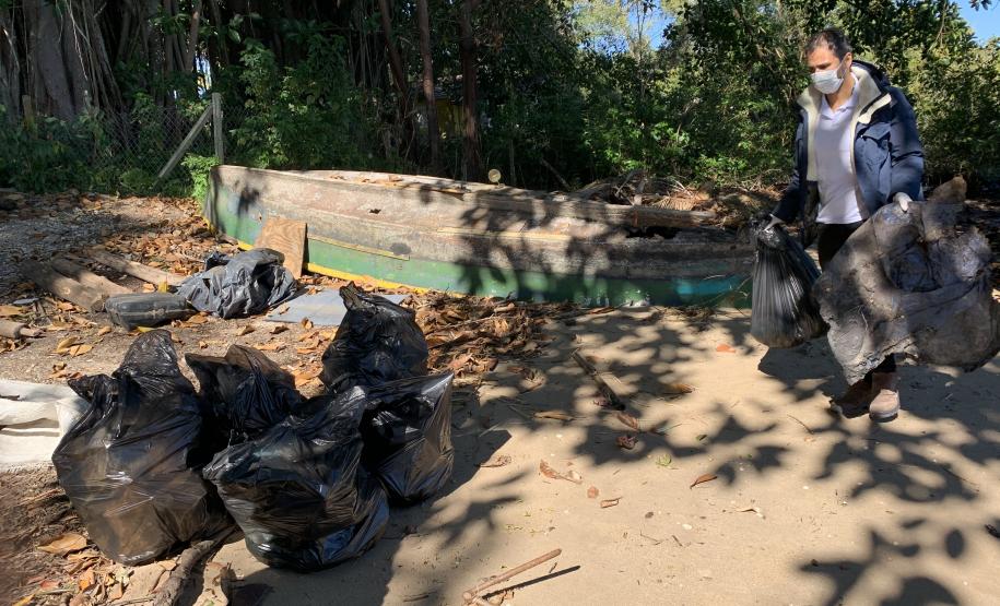 Além do benefício da limpeza desse importante ecossistema, a atividade integra as pessoas das comunidades de forma a despertar a consciência e o engajamento quanto à preservação.