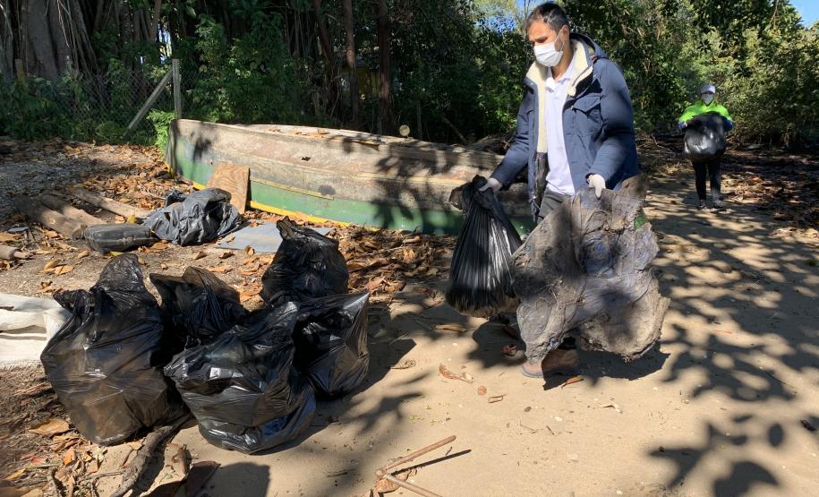 Além do benefício da limpeza desse importante ecossistema, a atividade integra as pessoas das comunidades de forma a despertar a consciência e o engajamento quanto à preservação.