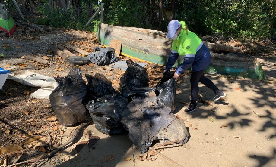 Além do benefício da limpeza desse importante ecossistema, a atividade integra as pessoas das comunidades de forma a despertar a consciência e o engajamento quanto à preservação.
