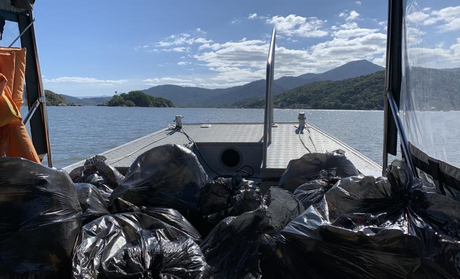 Além do benefício da limpeza desse importante ecossistema, a atividade integra as pessoas das comunidades de forma a despertar a consciência e o engajamento quanto à preservação.