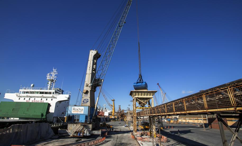 Uma operação diferente chama a atenção nesta semana. No berço 209, o navio Bulk Trader descarrega fertilizantes em uma operação simultânea, com dois guindastes de terra. Em quatro dias serão quase 34,3 mil toneladas de produtos recebidos, incluindo ureia, nitrato de amônio e complexo NPK (nitrogênio, fósforo e potássio).