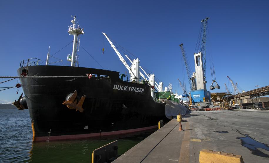 Uma operação diferente chama a atenção nesta semana. No berço 209, o navio Bulk Trader descarrega fertilizantes em uma operação simultânea, com dois guindastes de terra. Em quatro dias serão quase 34,3 mil toneladas de produtos recebidos, incluindo ureia, nitrato de amônio e complexo NPK (nitrogênio, fósforo e potássio).