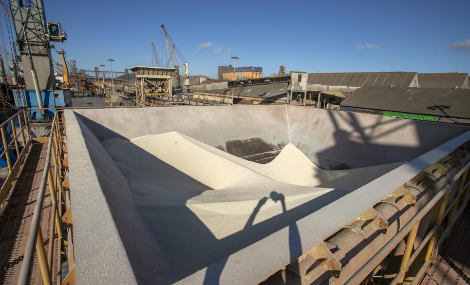Uma operação diferente chama a atenção nesta semana. No berço 209, o navio Bulk Trader descarrega fertilizantes em uma operação simultânea, com dois guindastes de terra. Em quatro dias serão quase 34,3 mil toneladas de produtos recebidos, incluindo ureia, nitrato de amônio e complexo NPK (nitrogênio, fósforo e potássio).