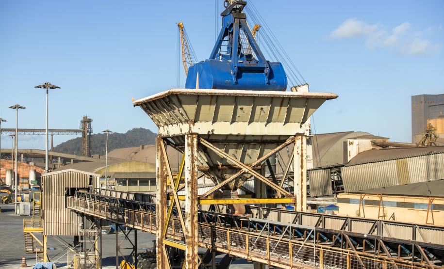 Uma operação diferente chama a atenção nesta semana. No berço 209, o navio Bulk Trader descarrega fertilizantes em uma operação simultânea, com dois guindastes de terra. Em quatro dias serão quase 34,3 mil toneladas de produtos recebidos, incluindo ureia, nitrato de amônio e complexo NPK (nitrogênio, fósforo e potássio).