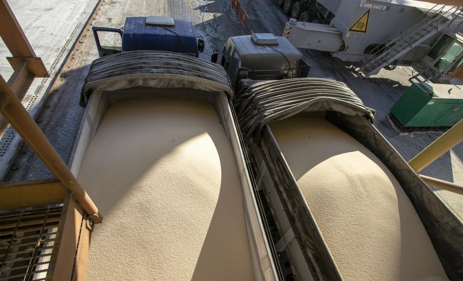 Uma operação diferente chama a atenção nesta semana. No berço 209, o navio Bulk Trader descarrega fertilizantes em uma operação simultânea, com dois guindastes de terra. Em quatro dias serão quase 34,3 mil toneladas de produtos recebidos, incluindo ureia, nitrato de amônio e complexo NPK (nitrogênio, fósforo e potássio).