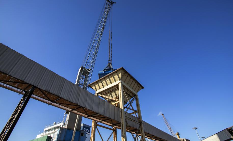 Uma operação diferente chama a atenção nesta semana. No berço 209, o navio Bulk Trader descarrega fertilizantes em uma operação simultânea, com dois guindastes de terra. Em quatro dias serão quase 34,3 mil toneladas de produtos recebidos, incluindo ureia, nitrato de amônio e complexo NPK (nitrogênio, fósforo e potássio).