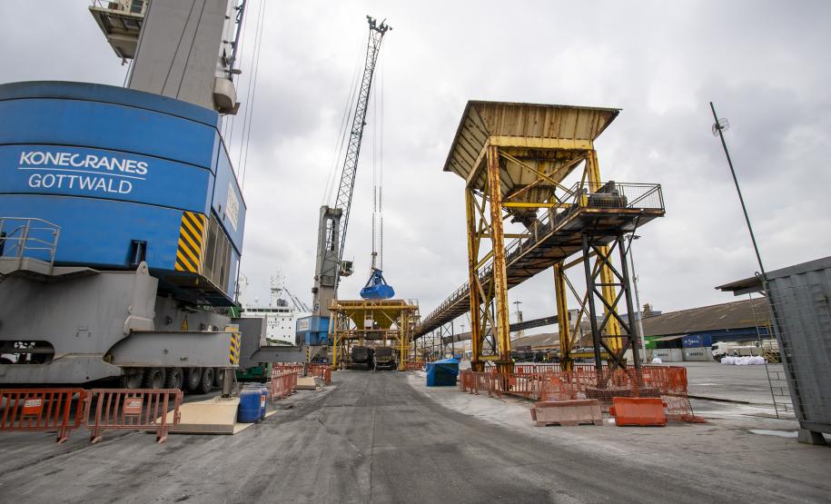 Uma operação diferente chama a atenção nesta semana. No berço 209, o navio Bulk Trader descarrega fertilizantes em uma operação simultânea, com dois guindastes de terra. Em quatro dias serão quase 34,3 mil toneladas de produtos recebidos, incluindo ureia, nitrato de amônio e complexo NPK (nitrogênio, fósforo e potássio).