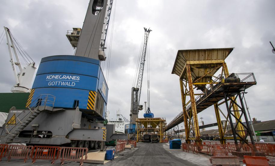 Uma operação diferente chama a atenção nesta semana. No berço 209, o navio Bulk Trader descarrega fertilizantes em uma operação simultânea, com dois guindastes de terra. Em quatro dias serão quase 34,3 mil toneladas de produtos recebidos, incluindo ureia, nitrato de amônio e complexo NPK (nitrogênio, fósforo e potássio).