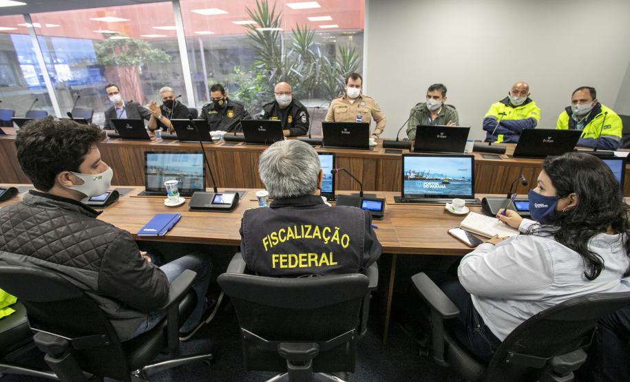 Participaram do encontro diversos setores da Portos do Paraná, ANTAQ, Polícia Federal, Receita Federal e UASP. Inspeção será de 24 a 26 de agosto.