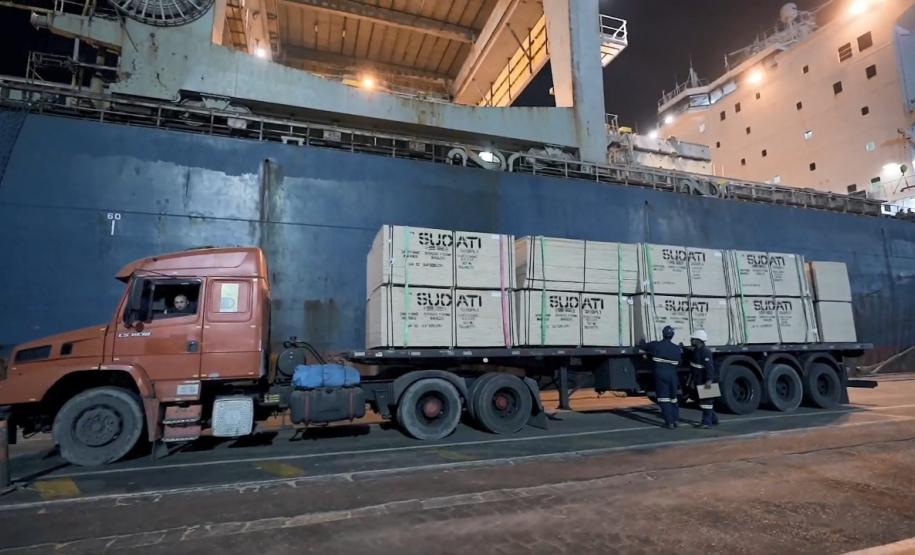 Opção dos exportadores é para driblar a falta de contêineres no mundo. Porto de Paranaguá tem tradição, estrutura de qualidade e operadores qualificados para a operação.