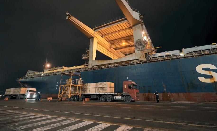 Opção dos exportadores é para driblar a falta de contêineres no mundo. Porto de Paranaguá tem tradição, estrutura de qualidade e operadores qualificados para a operação.