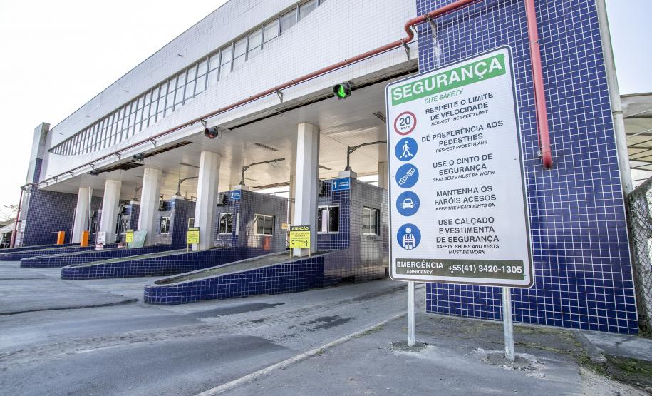 Melhorias na pavimentação, banheiros, segurança e iluminação, promovem o bem-estar dos motoristas que descarregam granéis no porto paranaense.