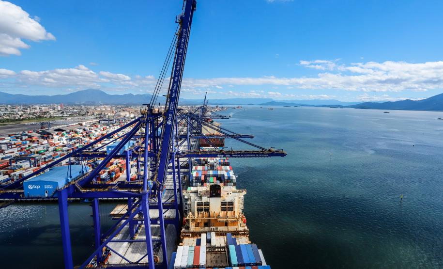 A balança do comércio realizado pelos Portos do Paraná no acumulado de janeiro a julho deste ano registra superávit de US$ 2,6 bilhões. De acordo com dados divulgados pelo Ministério da Economia (ComexStat), o valor alcançado com as exportações pelos terminais de Paranaguá e Antonina foi de cerca de US$ 11,6 bilhões. Já em importações o montante chega a quase US$ 9 bilhões.