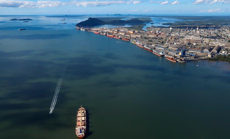 A Portos do Paraná retomou, nesta semana, as atividades de monitoramento ambiental, engenharia e comunicação relacionadas à obra de dragagem por derrocamento de uma pequena parcela do volume rochoso conhecido como a “Pedra da Palangana”. Nesta sexta-feira (20), a empresa pública colocou no ar um site com informações completas sobre todo o processo, incluindo vídeo explicativo, perguntas e respostas, materiais gráficos, matérias e histórico.