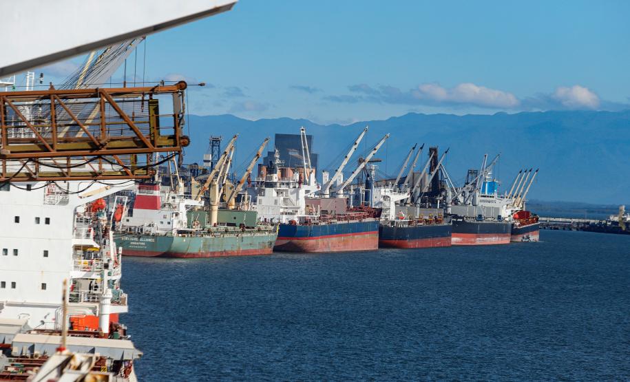 A balança do comércio realizado pelos Portos do Paraná no acumulado de janeiro a julho deste ano registra superávit de US$ 2,6 bilhões. De acordo com dados divulgados pelo Ministério da Economia (ComexStat), o valor alcançado com as exportações pelos terminais de Paranaguá e Antonina foi de cerca de US$ 11,6 bilhões. Já em importações o montante chega a quase US$ 9 bilhões.