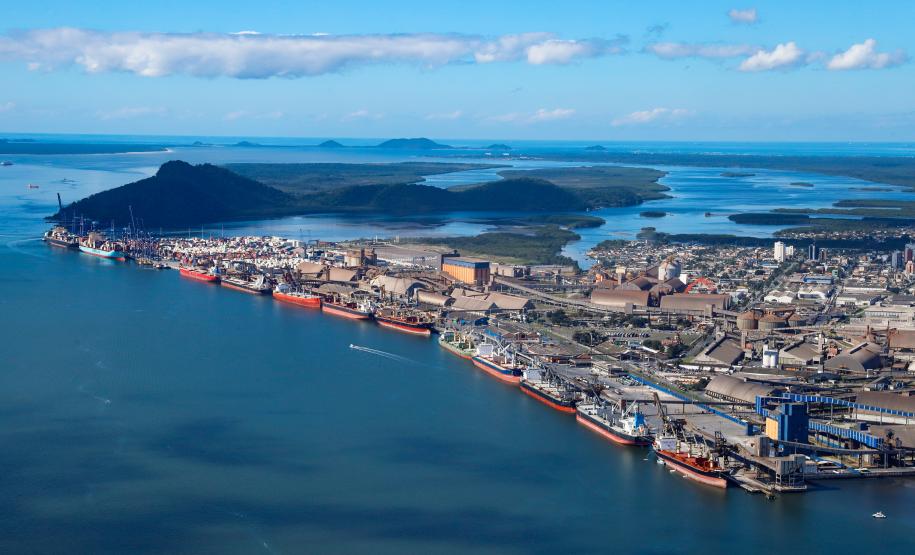 A balança do comércio realizado pelos Portos do Paraná no acumulado de janeiro a julho deste ano registra superávit de US$ 2,6 bilhões. De acordo com dados divulgados pelo Ministério da Economia (ComexStat), o valor alcançado com as exportações pelos terminais de Paranaguá e Antonina foi de cerca de US$ 11,6 bilhões. Já em importações o montante chega a quase US$ 9 bilhões.