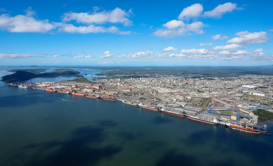 A balança do comércio realizado pelos Portos do Paraná no acumulado de janeiro a julho deste ano registra superávit de US$ 2,6 bilhões. De acordo com dados divulgados pelo Ministério da Economia (ComexStat), o valor alcançado com as exportações pelos terminais de Paranaguá e Antonina foi de cerca de US$ 11,6 bilhões. Já em importações o montante chega a quase US$ 9 bilhões.