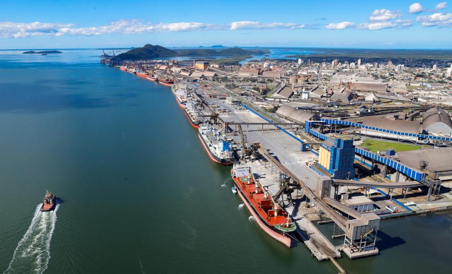 A balança do comércio realizado pelos Portos do Paraná no acumulado de janeiro a julho deste ano registra superávit de US$ 2,6 bilhões. De acordo com dados divulgados pelo Ministério da Economia (ComexStat), o valor alcançado com as exportações pelos terminais de Paranaguá e Antonina foi de cerca de US$ 11,6 bilhões. Já em importações o montante chega a quase US$ 9 bilhões.