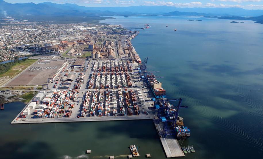 A balança do comércio realizado pelos Portos do Paraná no acumulado de janeiro a julho deste ano registra superávit de US$ 2,6 bilhões. De acordo com dados divulgados pelo Ministério da Economia (ComexStat), o valor alcançado com as exportações pelos terminais de Paranaguá e Antonina foi de cerca de US$ 11,6 bilhões. Já em importações o montante chega a quase US$ 9 bilhões.