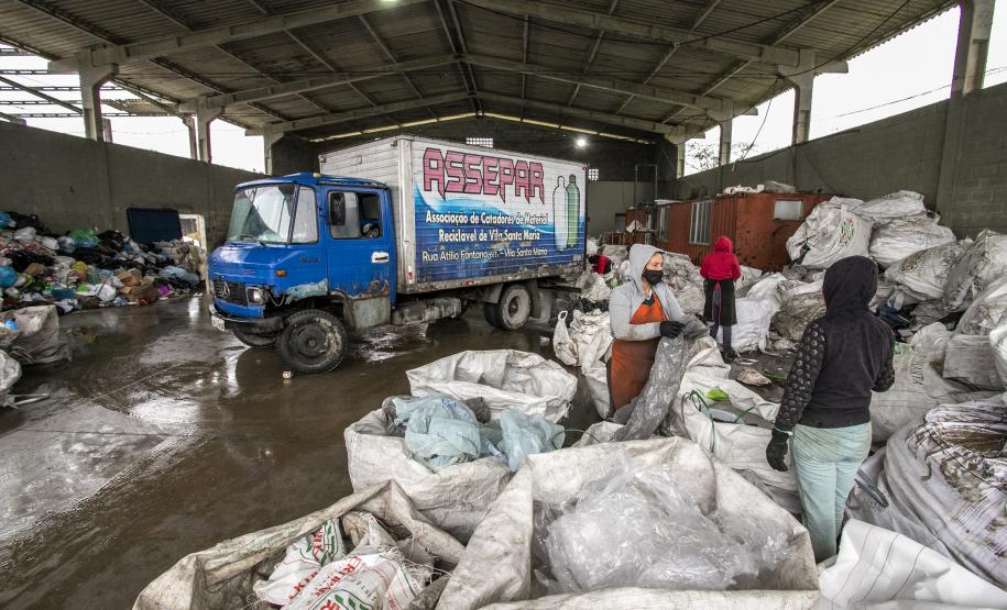 Associação de catadores precisa de ajuda para consertar caminhão