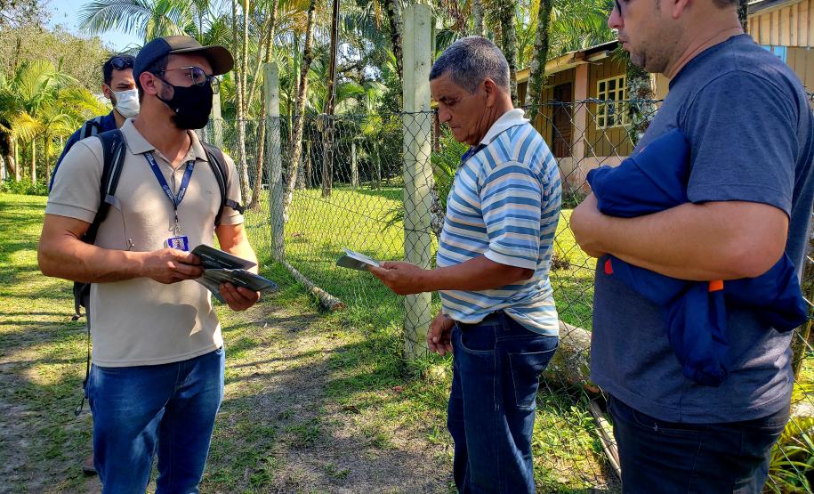 Equipes da Portos do Paraná e do Consórcio BOSKALIS/ FABIO BRUNO/ SLI/ DEC realizaram, ao longo dos últimos dias, a visitação de comunidades insulares para explicar a obra de dragagem por derrocamento, que acontecerá em breve no Porto de Paranaguá. Os profissionais foram de porta em porta, em casas e comércios, para conversar com moradores locais sobre como acontecerá a remoção de um pequeno pedaço do maciço rochoso conhecido como Pedra da Palangana.
