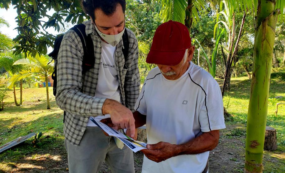 Equipes da Portos do Paraná e do Consórcio BOSKALIS/ FABIO BRUNO/ SLI/ DEC realizaram, ao longo dos últimos dias, a visitação de comunidades insulares para explicar a obra de dragagem por derrocamento, que acontecerá em breve no Porto de Paranaguá. Os profissionais foram de porta em porta, em casas e comércios, para conversar com moradores locais sobre como acontecerá a remoção de um pequeno pedaço do maciço rochoso conhecido como Pedra da Palangana.