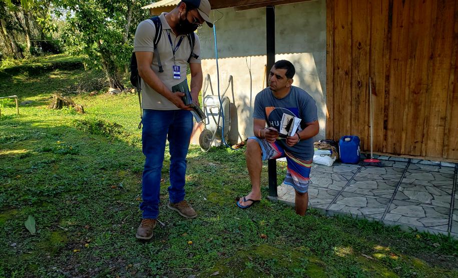 Equipes da Portos do Paraná e do Consórcio BOSKALIS/ FABIO BRUNO/ SLI/ DEC realizaram, ao longo dos últimos dias, a visitação de comunidades insulares para explicar a obra de dragagem por derrocamento, que acontecerá em breve no Porto de Paranaguá. Os profissionais foram de porta em porta, em casas e comércios, para conversar com moradores locais sobre como acontecerá a remoção de um pequeno pedaço do maciço rochoso conhecido como Pedra da Palangana.