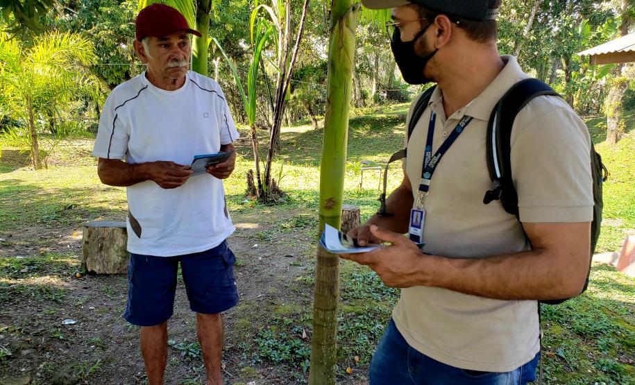 Equipes da Portos do Paraná e do Consórcio BOSKALIS/ FABIO BRUNO/ SLI/ DEC realizaram, ao longo dos últimos dias, a visitação de comunidades insulares para explicar a obra de dragagem por derrocamento, que acontecerá em breve no Porto de Paranaguá. Os profissionais foram de porta em porta, em casas e comércios, para conversar com moradores locais sobre como acontecerá a remoção de um pequeno pedaço do maciço rochoso conhecido como Pedra da Palangana.