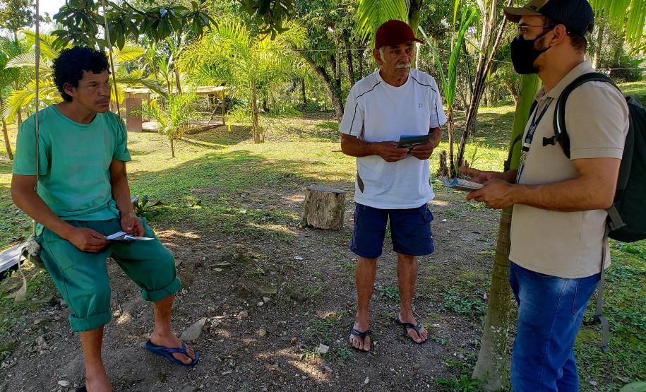 Equipes da Portos do Paraná e do Consórcio BOSKALIS/ FABIO BRUNO/ SLI/ DEC realizaram, ao longo dos últimos dias, a visitação de comunidades insulares para explicar a obra de dragagem por derrocamento, que acontecerá em breve no Porto de Paranaguá. Os profissionais foram de porta em porta, em casas e comércios, para conversar com moradores locais sobre como acontecerá a remoção de um pequeno pedaço do maciço rochoso conhecido como Pedra da Palangana.