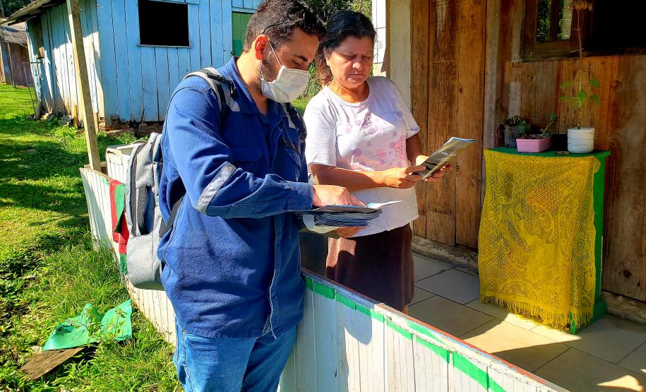 Equipes da Portos do Paraná e do Consórcio BOSKALIS/ FABIO BRUNO/ SLI/ DEC realizaram, ao longo dos últimos dias, a visitação de comunidades insulares para explicar a obra de dragagem por derrocamento, que acontecerá em breve no Porto de Paranaguá. Os profissionais foram de porta em porta, em casas e comércios, para conversar com moradores locais sobre como acontecerá a remoção de um pequeno pedaço do maciço rochoso conhecido como Pedra da Palangana.