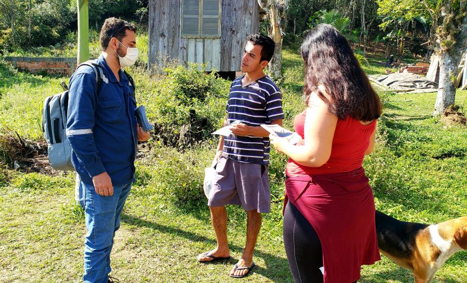 Equipes da Portos do Paraná e do Consórcio BOSKALIS/ FABIO BRUNO/ SLI/ DEC realizaram, ao longo dos últimos dias, a visitação de comunidades insulares para explicar a obra de dragagem por derrocamento, que acontecerá em breve no Porto de Paranaguá. Os profissionais foram de porta em porta, em casas e comércios, para conversar com moradores locais sobre como acontecerá a remoção de um pequeno pedaço do maciço rochoso conhecido como Pedra da Palangana.