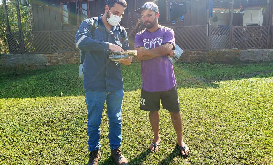 Equipes da Portos do Paraná e do Consórcio BOSKALIS/ FABIO BRUNO/ SLI/ DEC realizaram, ao longo dos últimos dias, a visitação de comunidades insulares para explicar a obra de dragagem por derrocamento, que acontecerá em breve no Porto de Paranaguá. Os profissionais foram de porta em porta, em casas e comércios, para conversar com moradores locais sobre como acontecerá a remoção de um pequeno pedaço do maciço rochoso conhecido como Pedra da Palangana.