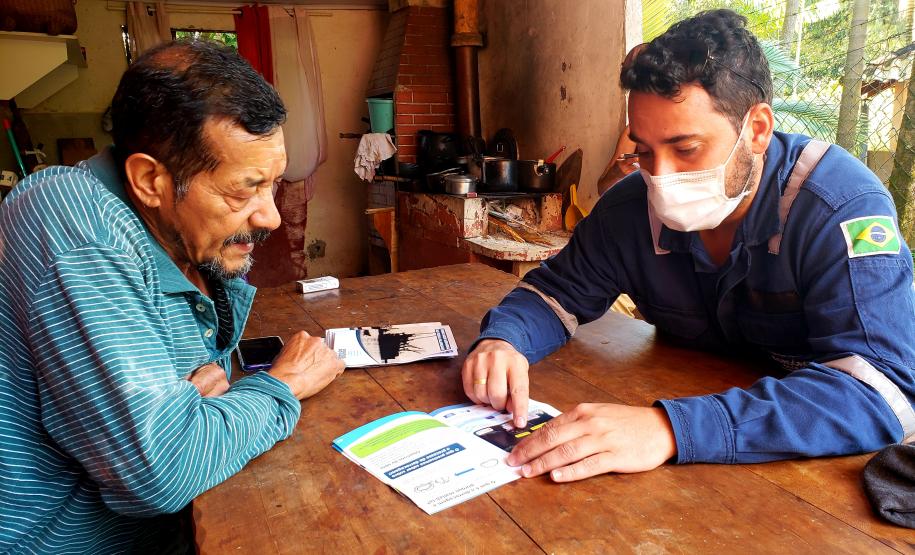 Equipes da Portos do Paraná e do Consórcio BOSKALIS/ FABIO BRUNO/ SLI/ DEC realizaram, ao longo dos últimos dias, a visitação de comunidades insulares para explicar a obra de dragagem por derrocamento, que acontecerá em breve no Porto de Paranaguá. Os profissionais foram de porta em porta, em casas e comércios, para conversar com moradores locais sobre como acontecerá a remoção de um pequeno pedaço do maciço rochoso conhecido como Pedra da Palangana.
