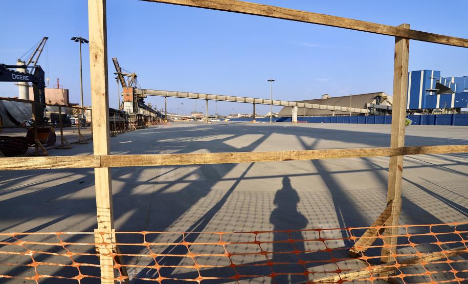 Na parte oeste do cais do Porto de Paranaguá, obras públicas e privadas aumentam a produtividade dos embarques e desembarques de cargas.