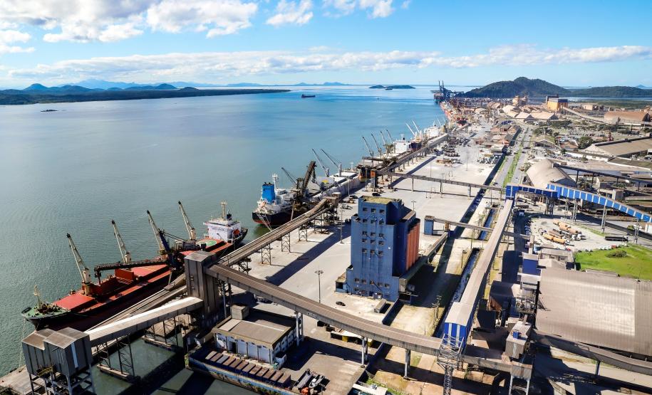 Na parte oeste do cais do Porto de Paranaguá, obras públicas e privadas aumentam a produtividade dos embarques e desembarques de cargas.