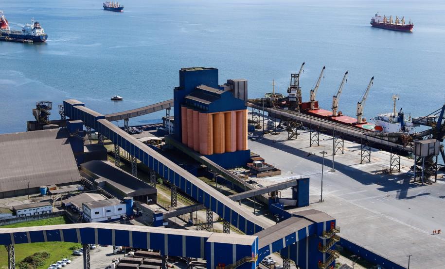 Investimentos públicos e de empresas privada fazem com que o Porto de Paranaguá se expanda no setor a oeste do cais. São obras iniciadas nos últimos meses, que somam R$ 412,7 milhões e são realizadas pela empresa pública Portos do Paraná e pela Pasa, CAP e Klabin. Esses investimentos vão aumentar a produtividade dos embarques e desembarques de cargas naquela parte do cais.