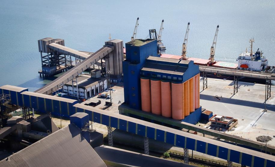 Investimentos públicos e de empresas privada fazem com que o Porto de Paranaguá se expanda no setor a oeste do cais. São obras iniciadas nos últimos meses, que somam R$ 412,7 milhões e são realizadas pela empresa pública Portos do Paraná e pela Pasa, CAP e Klabin. Esses investimentos vão aumentar a produtividade dos embarques e desembarques de cargas naquela parte do cais.