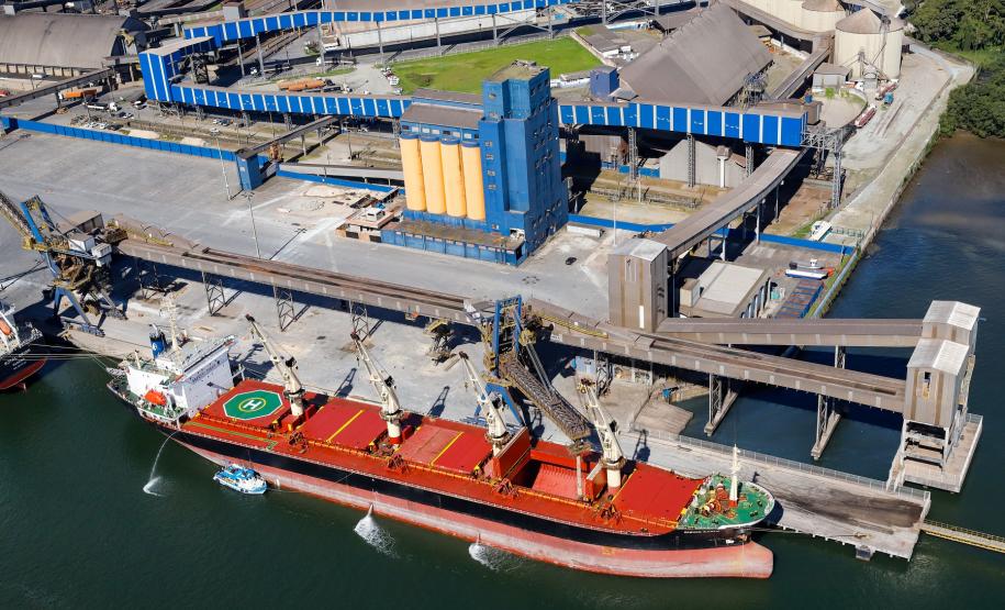 Investimentos públicos e de empresas privada fazem com que o Porto de Paranaguá se expanda no setor a oeste do cais. São obras iniciadas nos últimos meses, que somam R$ 412,7 milhões e são realizadas pela empresa pública Portos do Paraná e pela Pasa, CAP e Klabin. Esses investimentos vão aumentar a produtividade dos embarques e desembarques de cargas naquela parte do cais.