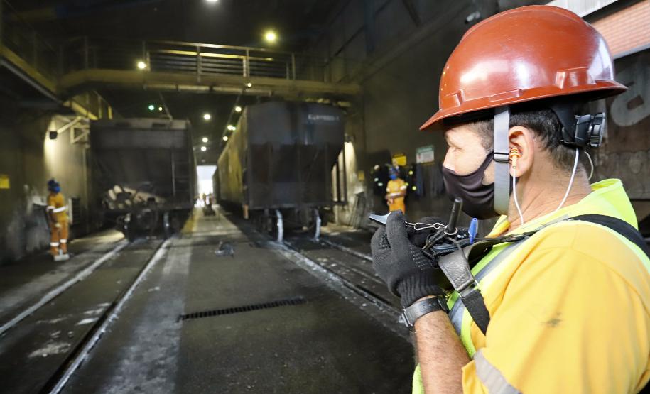 A participação do modal ferroviário no transporte dos produtos, nos sete meses deste ano, está 29,5% maior do que o mesmo período de 2020. No ano passado, das 33,3 milhões de toneladas importadas e exportadas, 14,9% (4,97 milhões de toneladas) foram transportadas em trens.