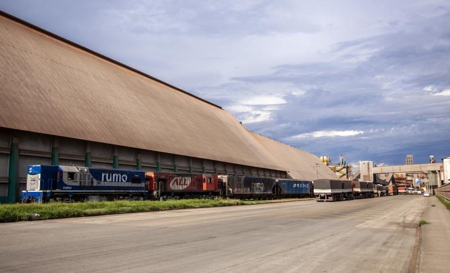 A participação do modal ferroviário no transporte dos produtos, nos sete meses deste ano, está 29,5% maior do que o mesmo período de 2020. No ano passado, das 33,3 milhões de toneladas importadas e exportadas, 14,9% (4,97 milhões de toneladas) foram transportadas em trens.