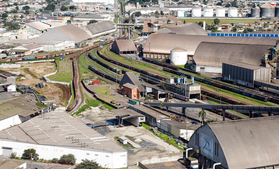 A participação do modal ferroviário no transporte dos produtos, nos sete meses deste ano, está 29,5% maior do que o mesmo período de 2020. No ano passado, das 33,3 milhões de toneladas importadas e exportadas, 14,9% (4,97 milhões de toneladas) foram transportadas em trens.