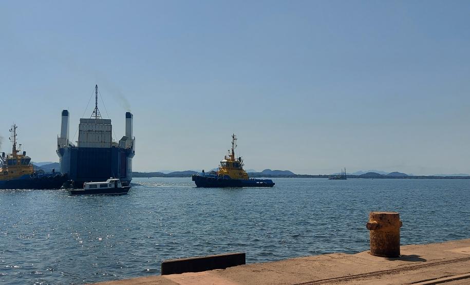 Navio atraca perpendicular ao cais e chama atenção no Porto de Paranaguá