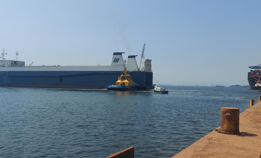 Navio atraca perpendicular ao cais e chama atenção no Porto de Paranaguá