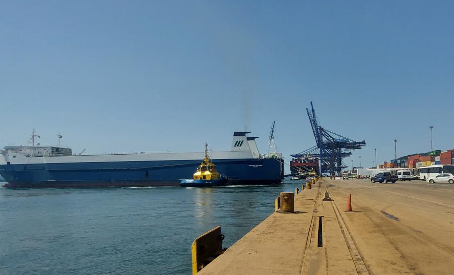 Navio atraca perpendicular ao cais e chama atenção no Porto de Paranaguá