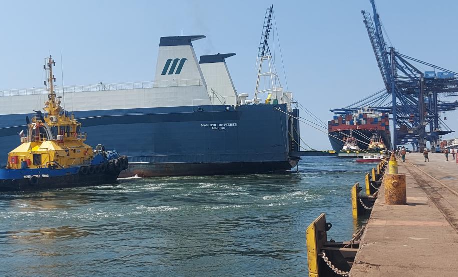 Navio atraca perpendicular ao cais e chama atenção no Porto de Paranaguá